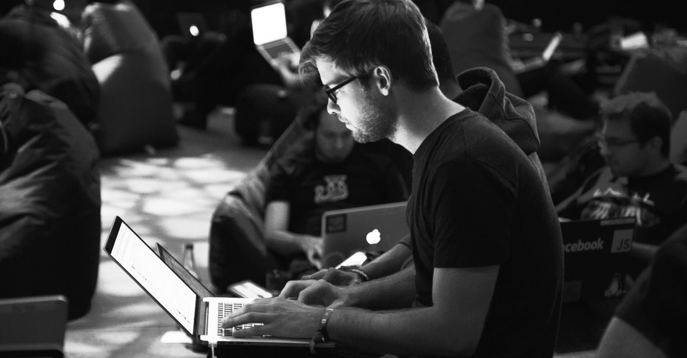 Equipo de Ariwa Labs en sesión estratégica de tecnología